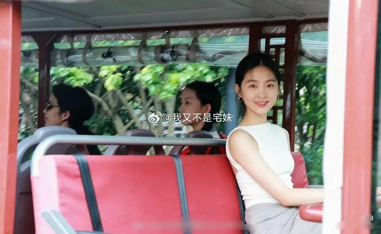 黄多多近照多多在乌镇戏剧节真的好瘦呀 之前看她高中的时候还是肉肉的现在越来越瘦了