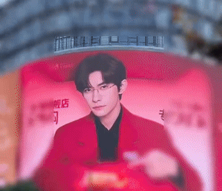 易烊千玺杭州3D大屏不得不说，这张大脸……啊不，这张帅脸果然经得起任何大屏的考验