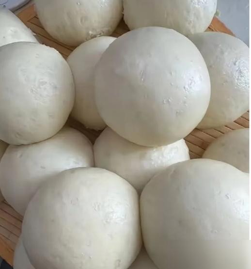 家人们，我算是被我婆婆整明白了！每次回婆家，前脚刚进门，后脚她就扎进厨房蒸馒头。