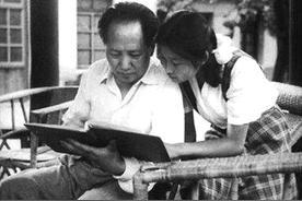 1976年9月9日，毛主席闭上了双眼，李敏无法接受父亲的离去，不禁扑在父亲的身上