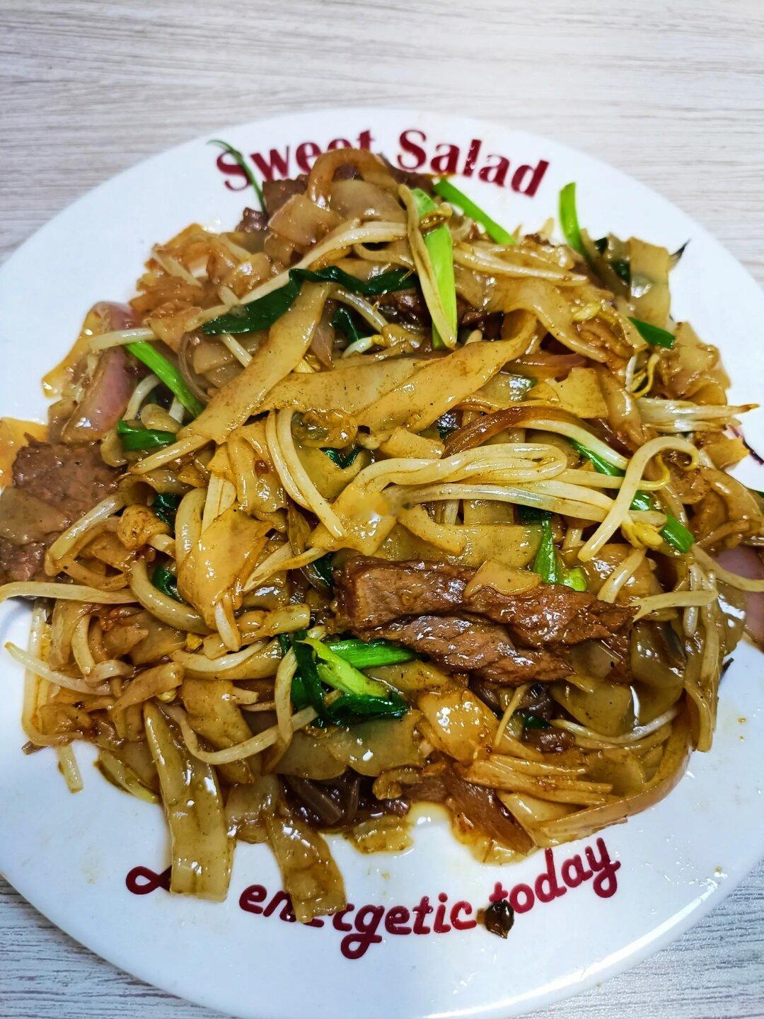 小白在家做茶餐厅同款干炒牛河，就是这个味