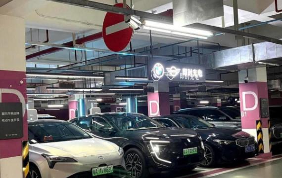 深圳福田有个富二代，家里给他200万让他创业，结果他转头把钱全投在广州南站买车位