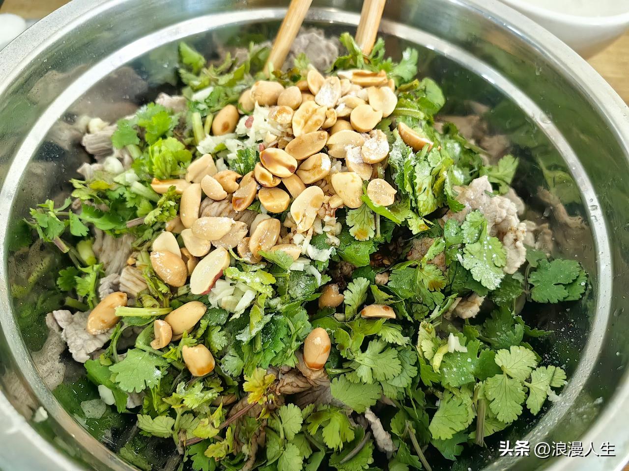 牛肉自己做从来没有成功过。不管是煮，炖，炒，凉拌都是咬不动，嚼不烂，今天又买了一