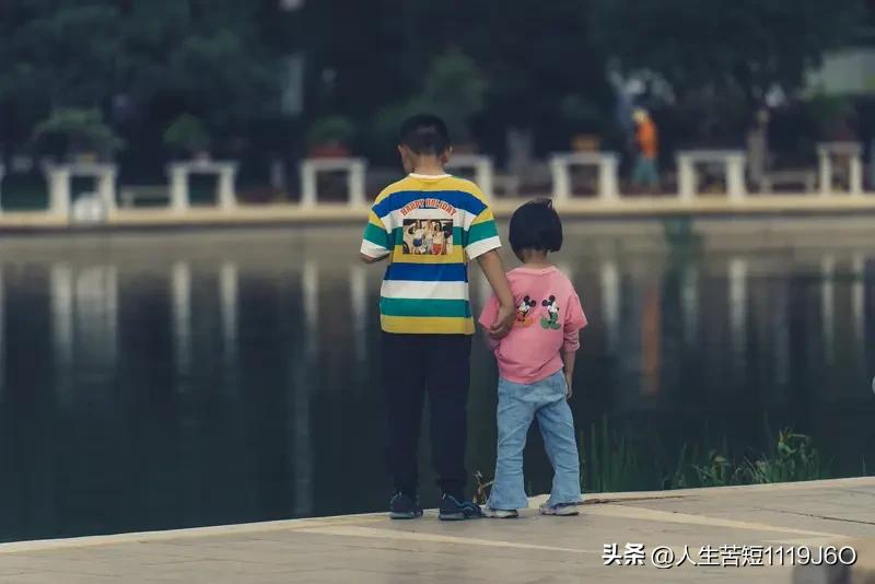 人活着的意义。曾以为是成功、财富、地位，但其实是陪伴、爱和被需要，意义就在当下的