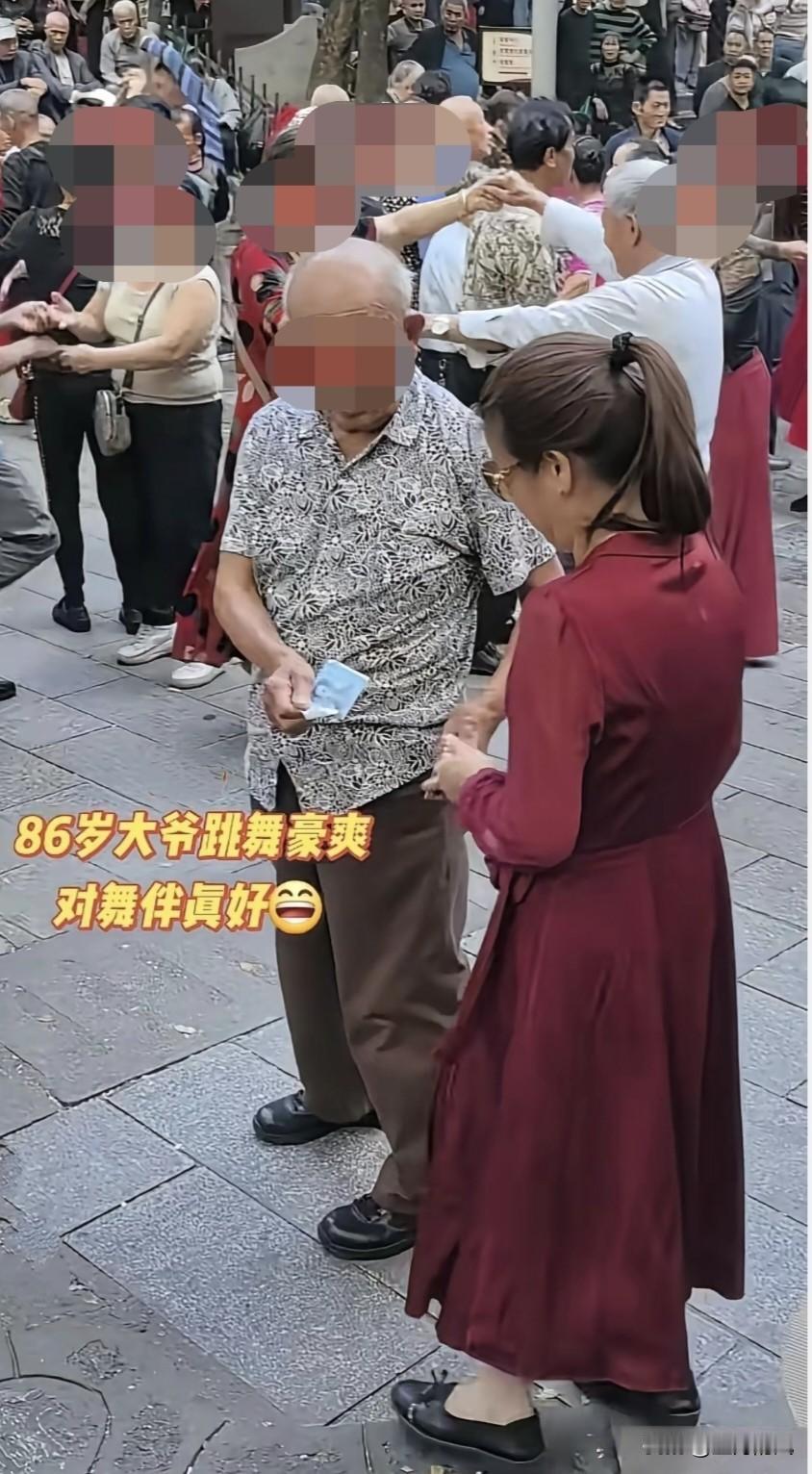 广场上的交谊舞又玩出了新花样

大爷找大妈陪跳舞
一支舞十元起步
只要肯出钱
舞