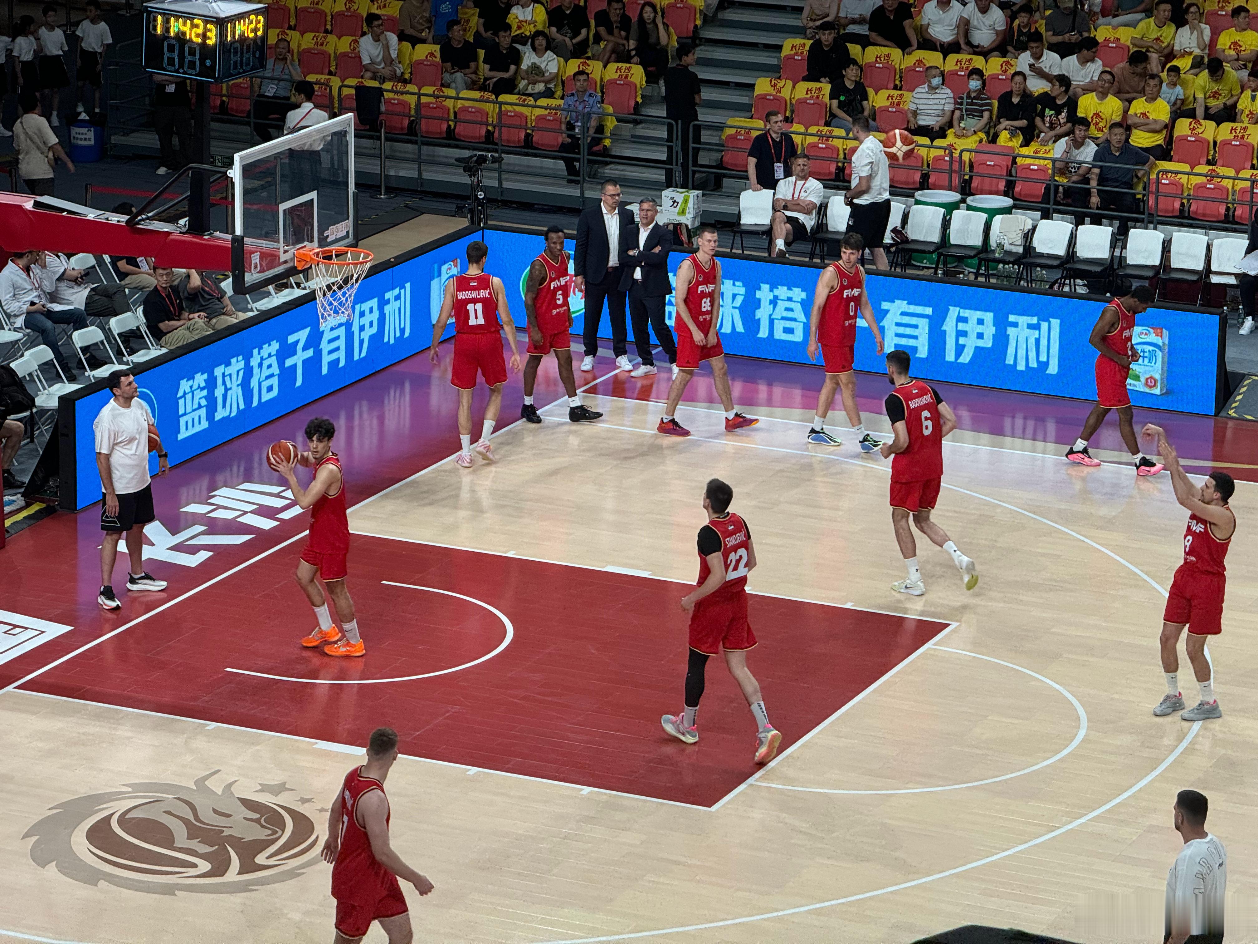 今天晚上中国男篮的对手是塞尔维亚的KK FMP男篮俱乐部。这支球队并非所谓的“旅