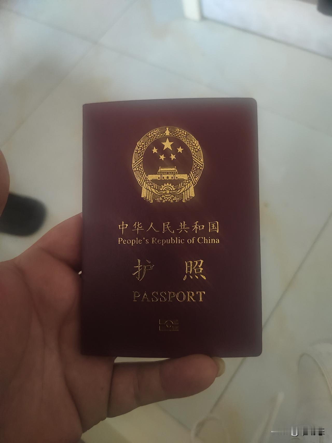 中年的奔赴，藏着未曾想过的模样
 
护照到手的速度出乎意料地快——8号申请，10