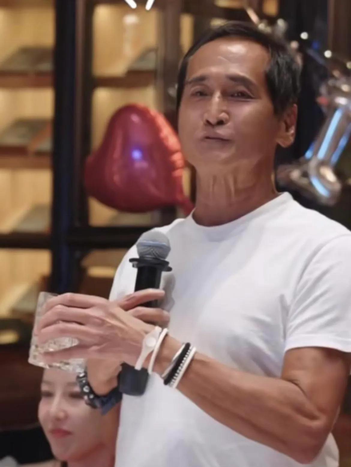 63岁齐秦，引发热议！

8月19日大清早，知名歌手齐秦突然引发了热议，起因是他