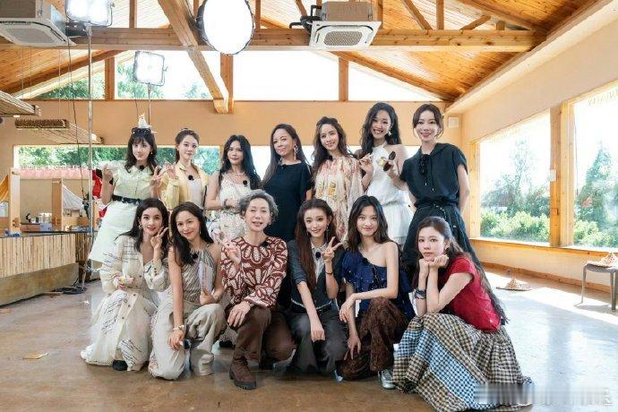 假期中的她们收官 跟朋友聊这档节目，都在夸作文接力太特别！不像舞台那样华丽，却更