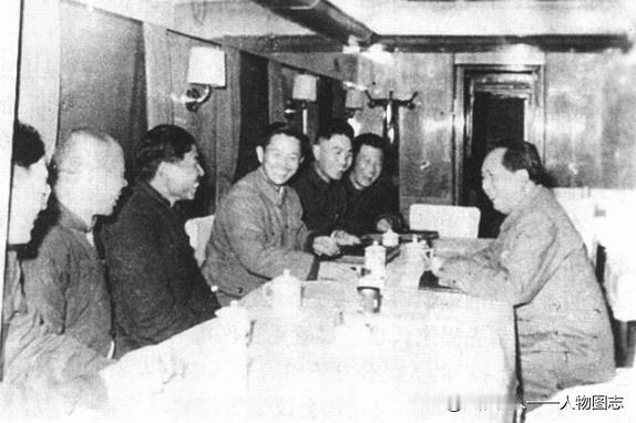 1959年2月25日下午，毛泽东在济南西郊机场的专列上主持召开了由山东省委、历城