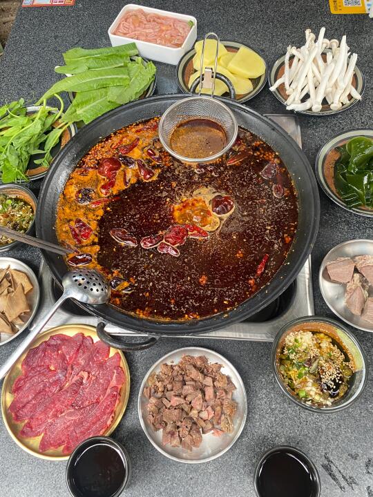 首创“蒸笼卤肉”一口封神，素菜自助随便吃