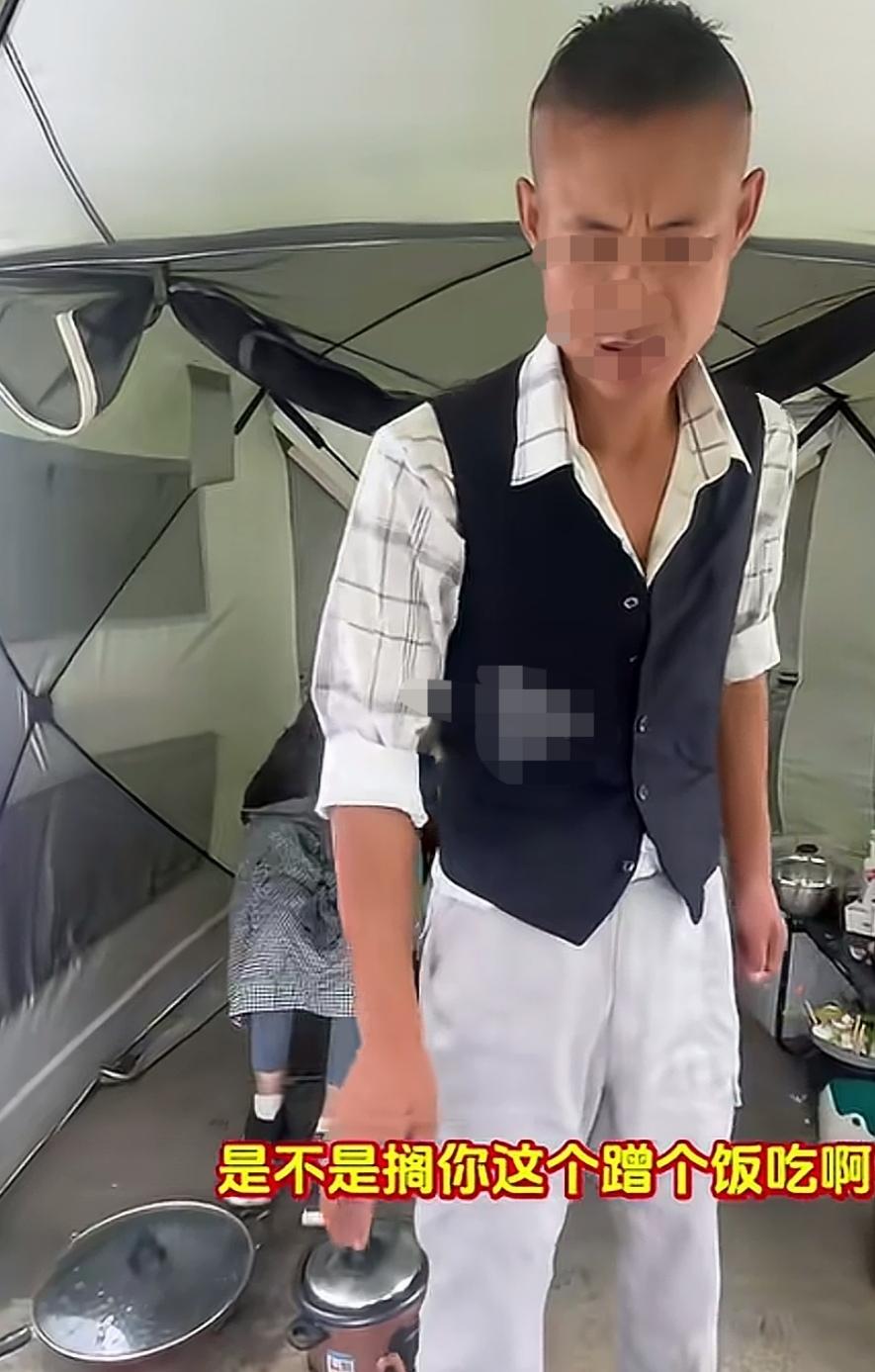 小伙子的话很犀利，看说得对不对？
     经常刷到有博主去人家讨口饭吃，拍成视