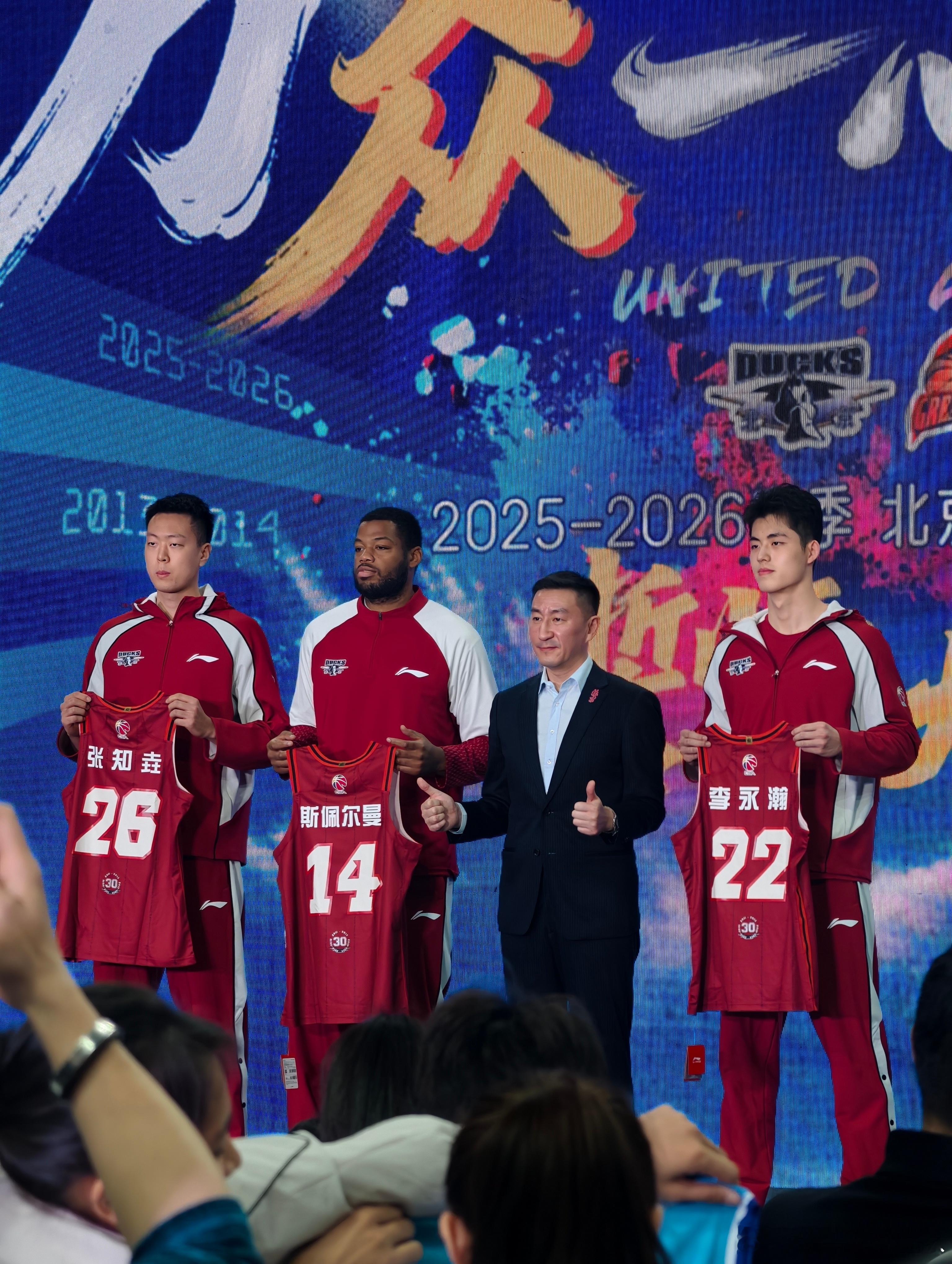 今天是北京首钢新赛季的誓师大会，新赛季的北京男篮、女篮成员们都来到了现场集体亮相