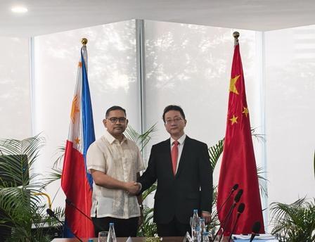 菲律宾和中国谈话了。

当地时间6月30日，中方外交部亚洲司司长刘劲松前往马尼拉