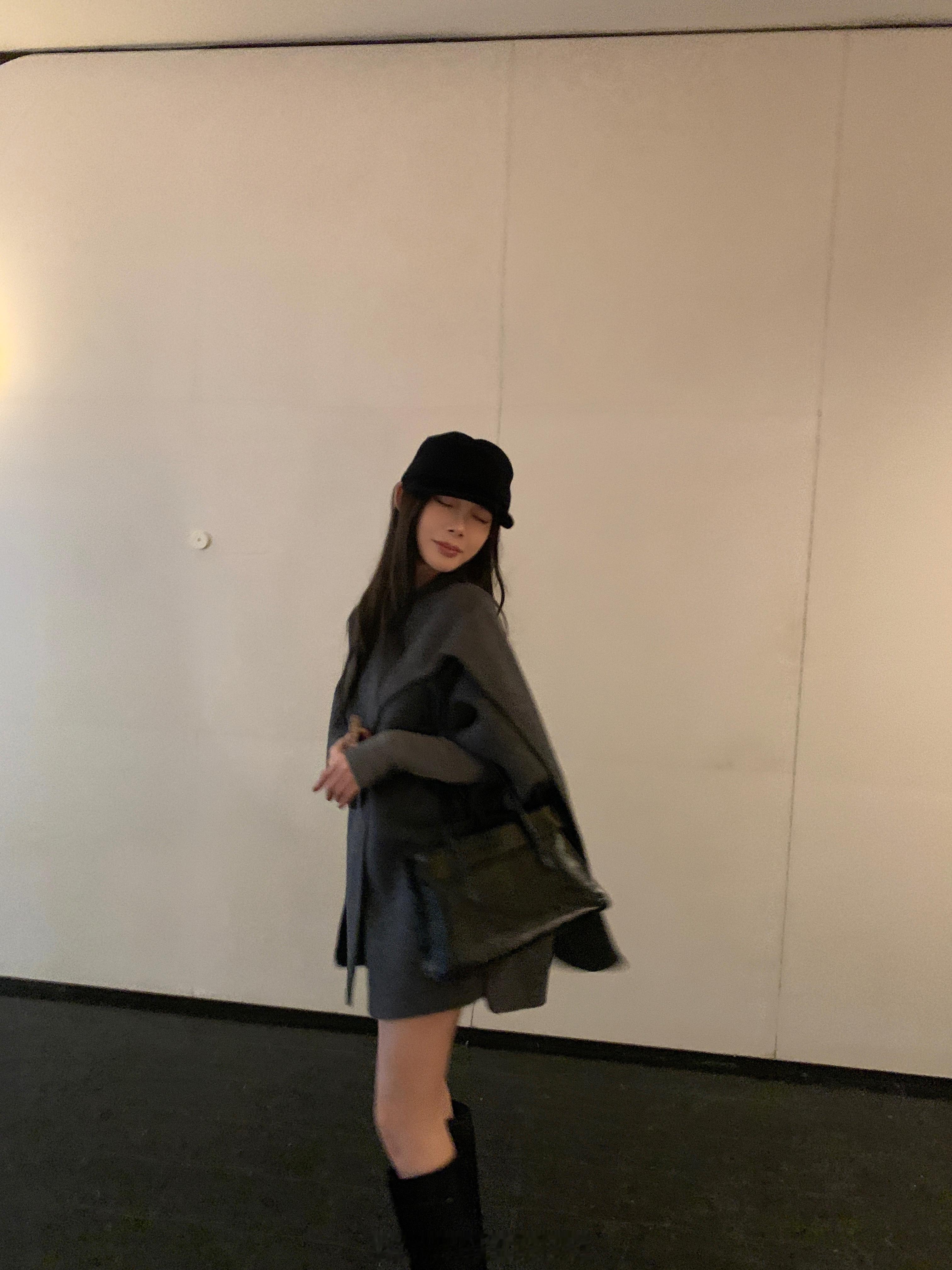 这件双面呢大衣做的跟以往的不同 是连带围巾的斗篷设计 上身很有氛围感选用的是90