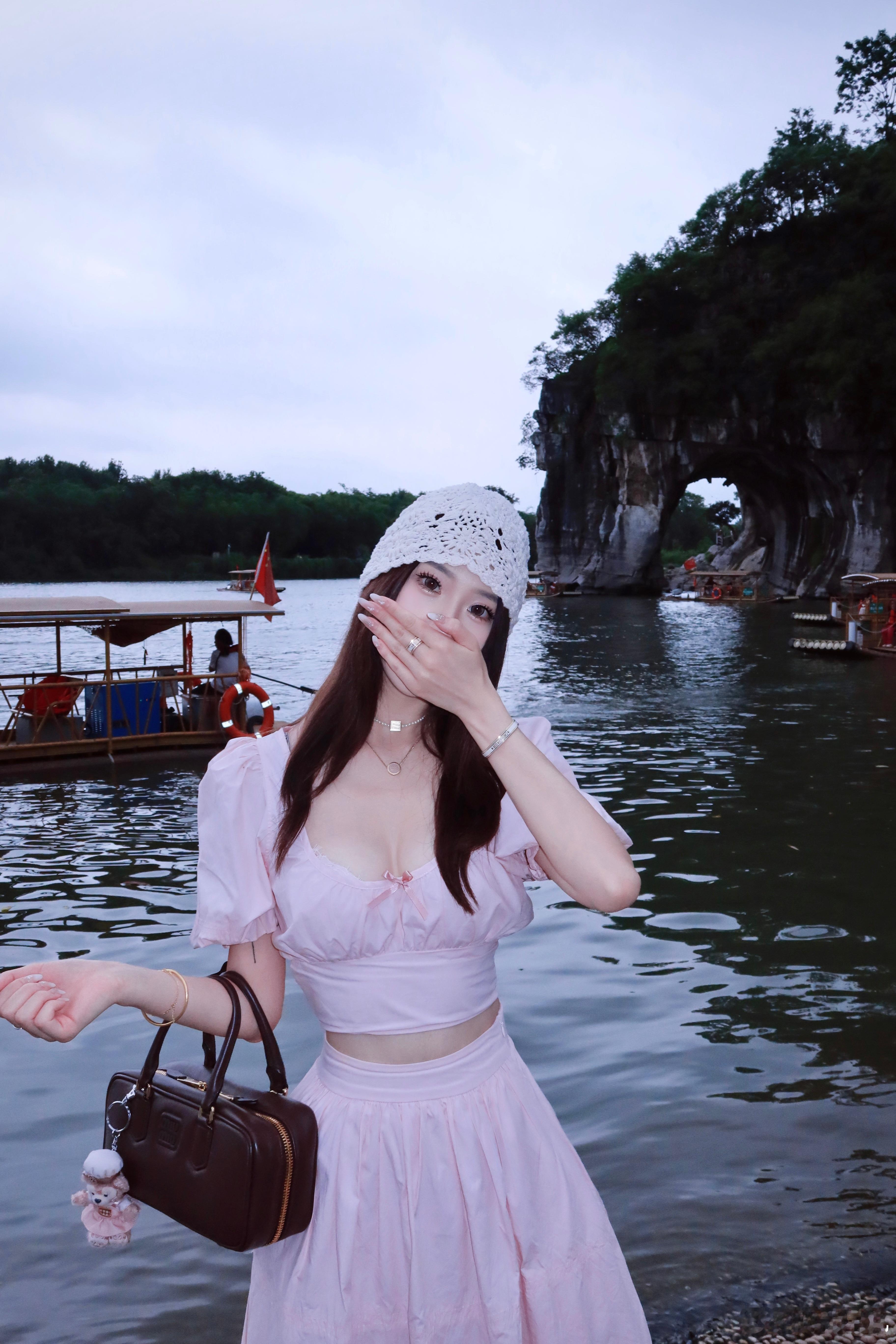 快看👀大象在我后面喝水诶P8姐姐画的🐘太真咯象鼻山桂林  ​​​
