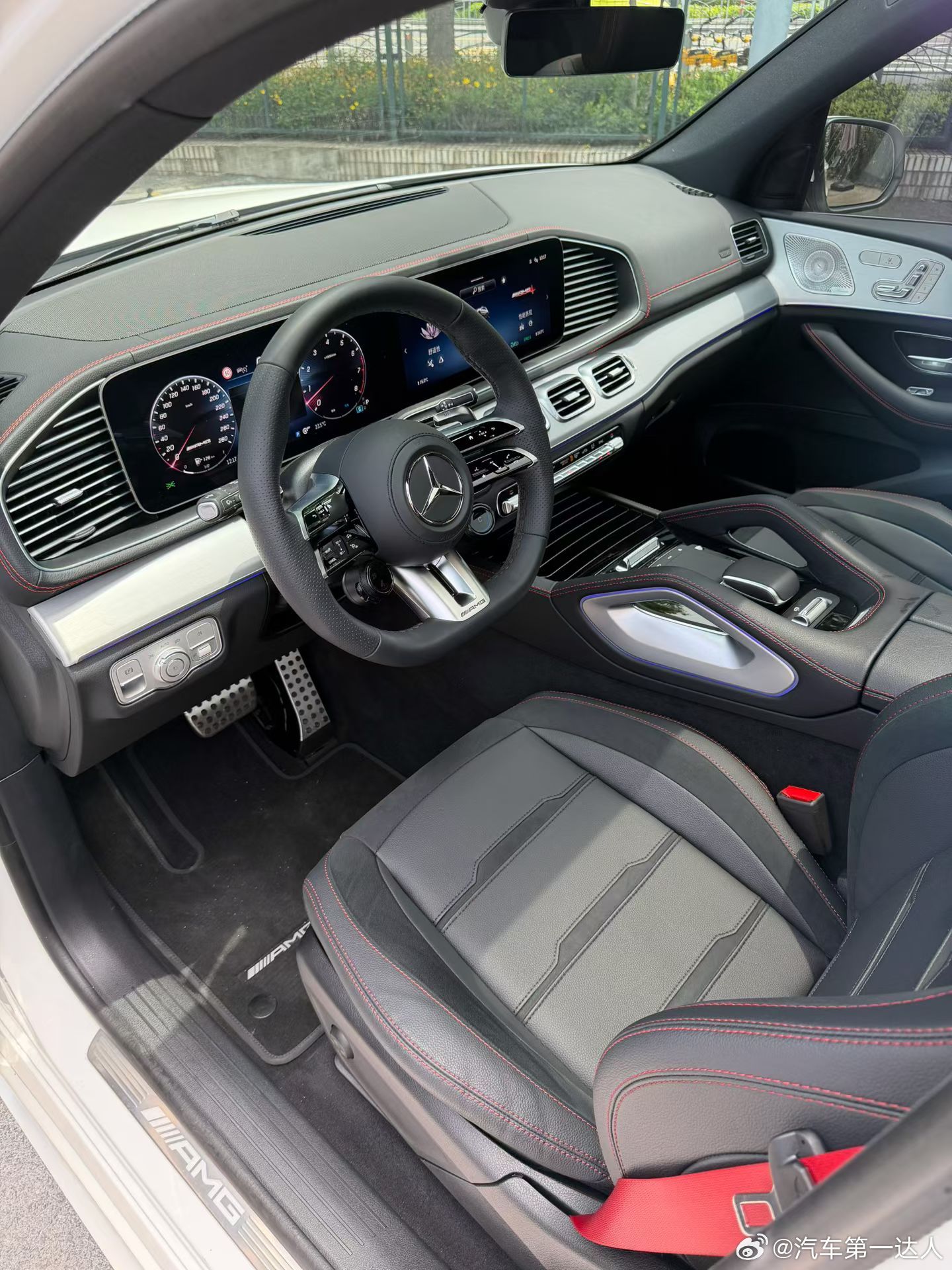 奔驰AMG GLE53， 白外黑内 ，26年4900公里 