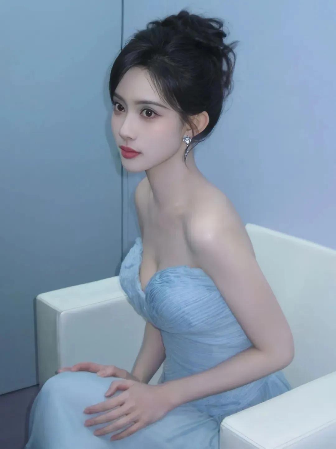 孟子义不愧是‘北影校花’，穿蓝色抹胸裙，性感绝美