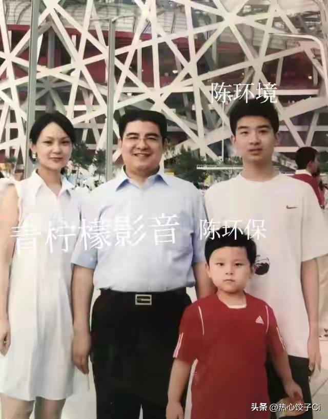 陈光标儿子钢琴旁插了一面红旗，陈光标说，我和环保在家中唱一首我爱你，中国！是祖国