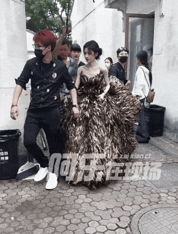 鞠婧祎这身衣服看着都好重啊，全身都是羽毛！又被四千年美到了，像一只金凤凰，好贵气