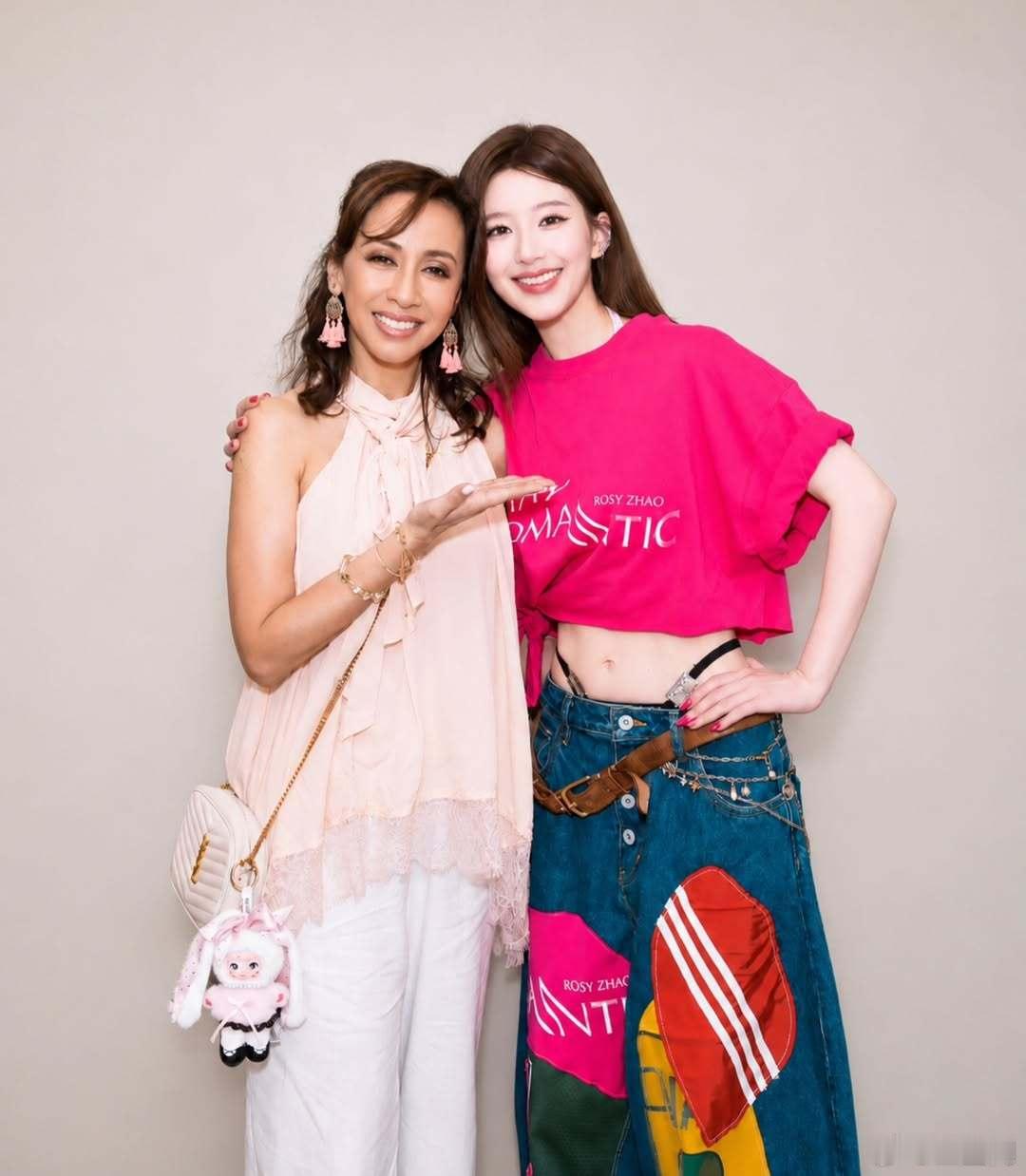 马来西亚王室 🇲🇾雪兰莪二公主扎塔莎和中国女演员赵露思。世界各国王室