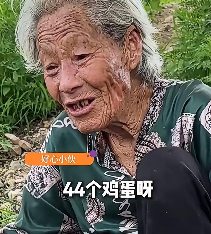 山东，1老人拎着半篮鸡蛋坐在路边等生意，男子见后想买，却因鸡蛋个数与老人吵了起来