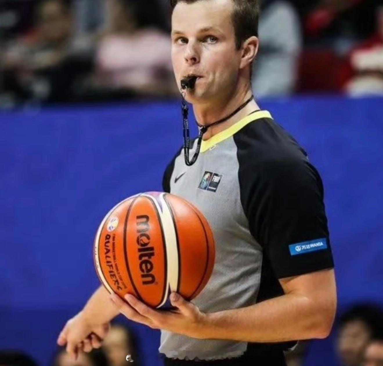 FIBA刚刚公布了明晚世预赛中国男篮主场比赛的裁判名单，澳大利亚籍裁判Boyer