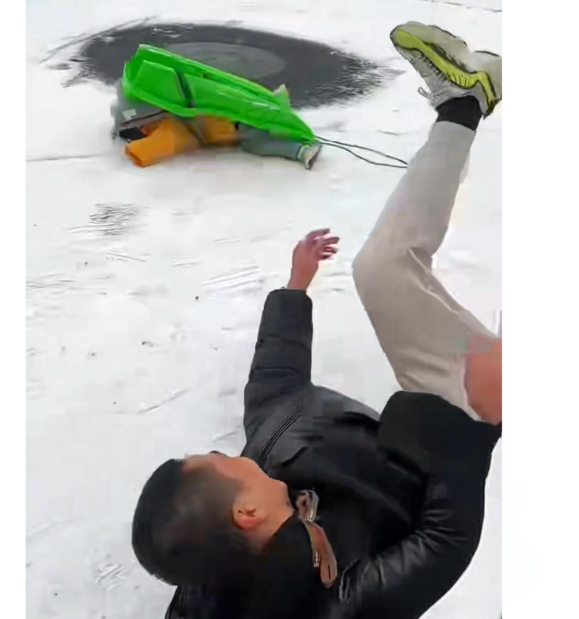 这位爸爸，你的小棉袄摔成了“小王八”了——这句话听起来像是一句调侃，但背后却藏着