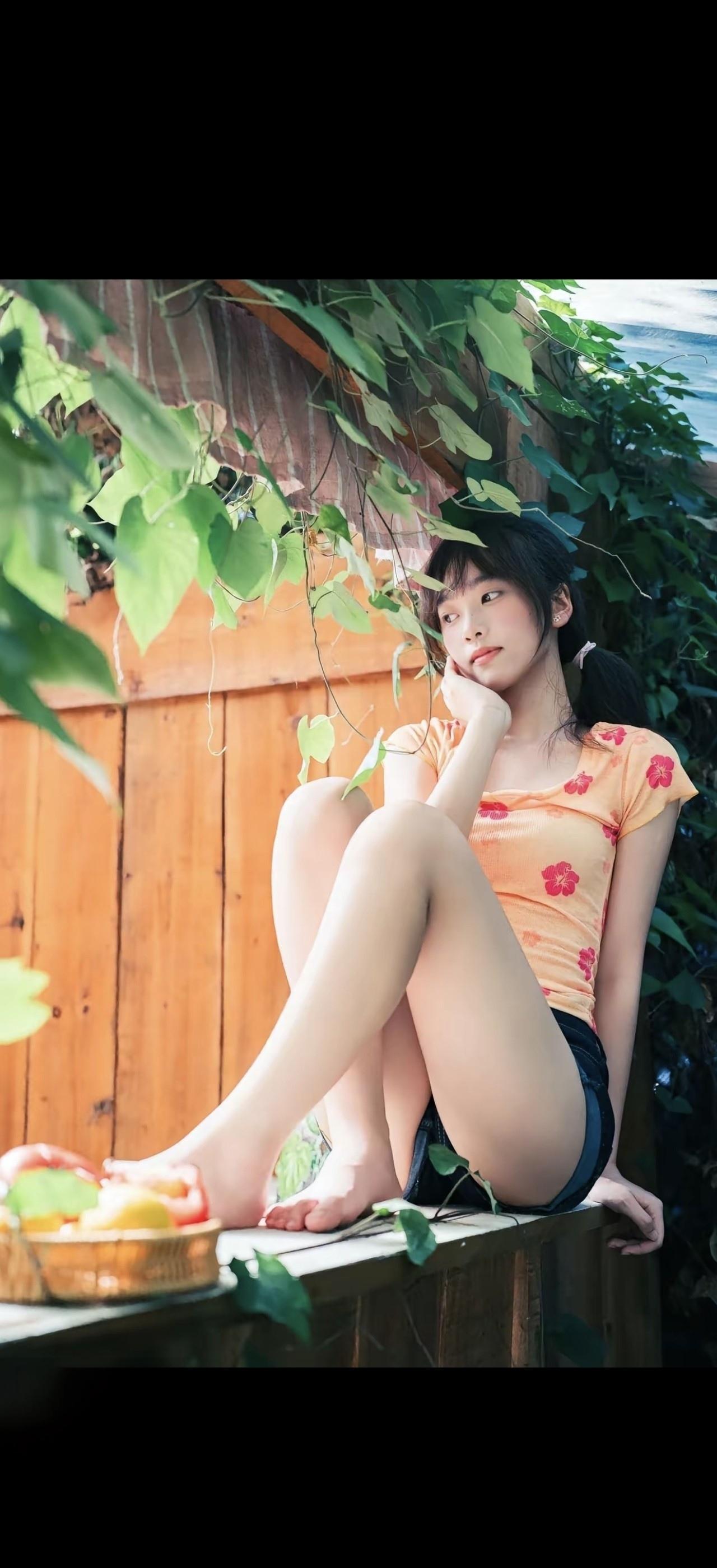 绿荫掩映下，静坐思悠哉。