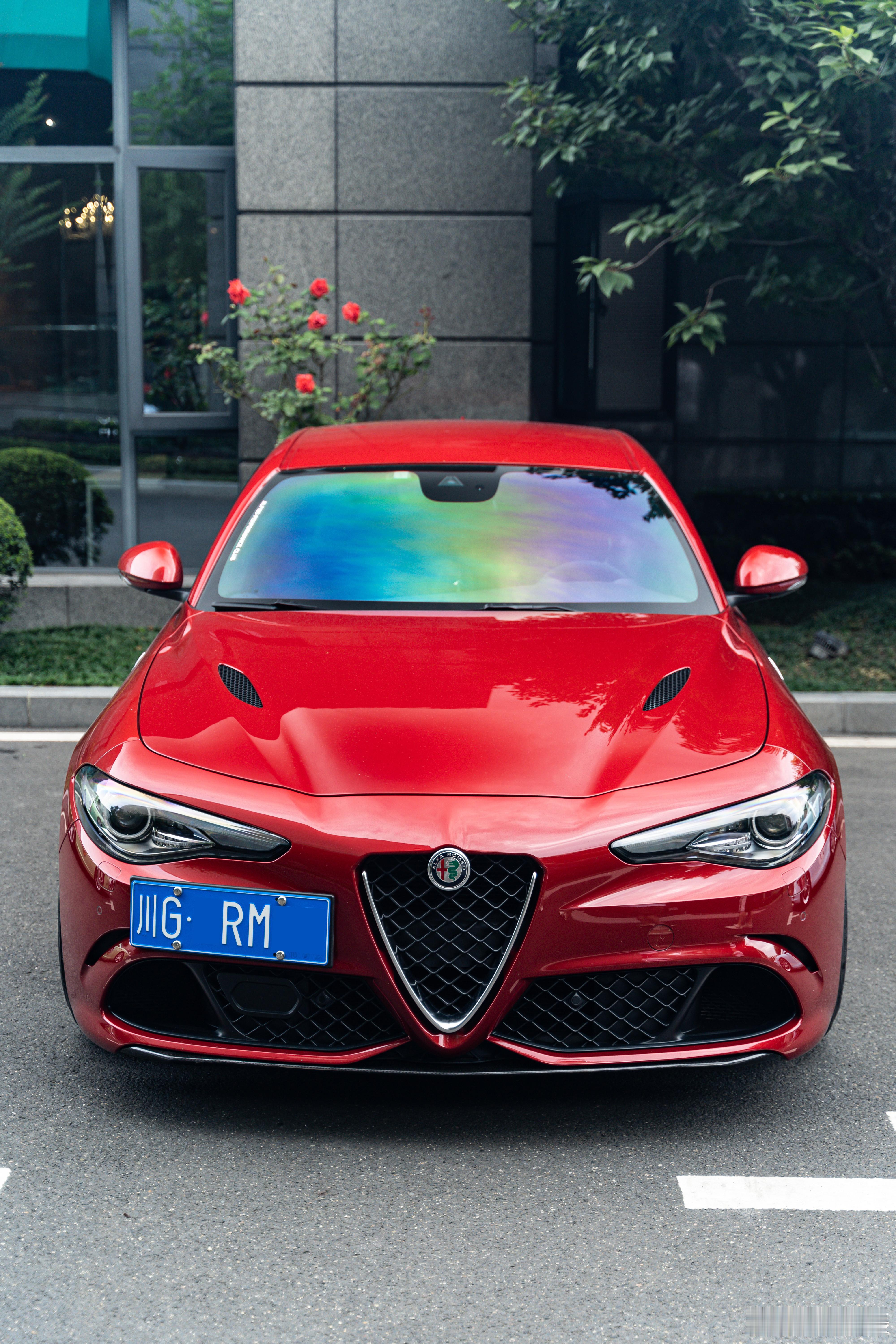 ALFA ROMEO Giulia Quadrifoglio鲜红的车身搭配凶狠的
