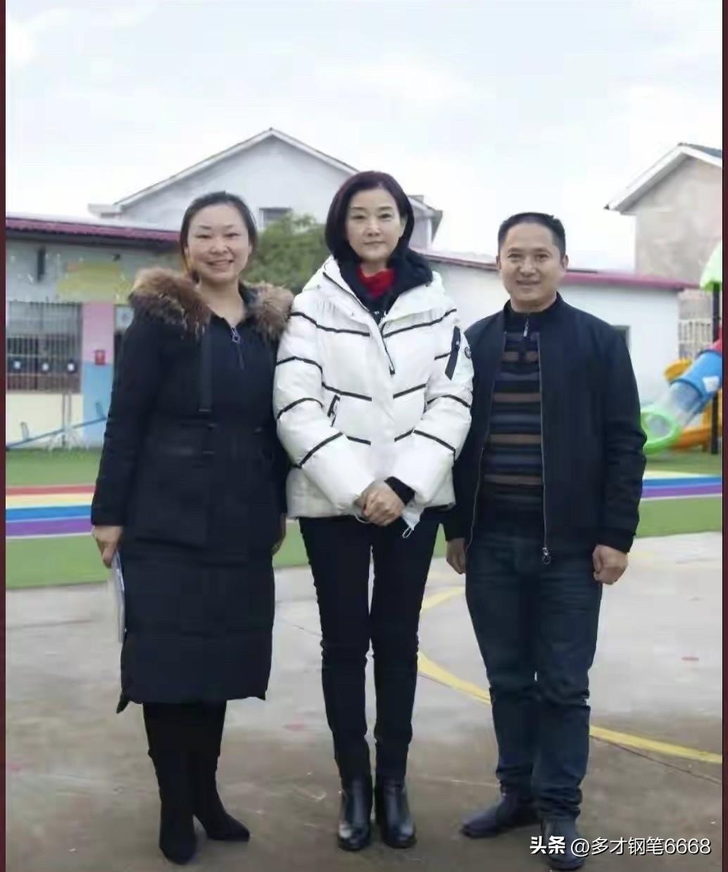 这是前些年一位女歌手回老家时的一张合影，她穿着白色百搭款外套，身材高挑，气质完美