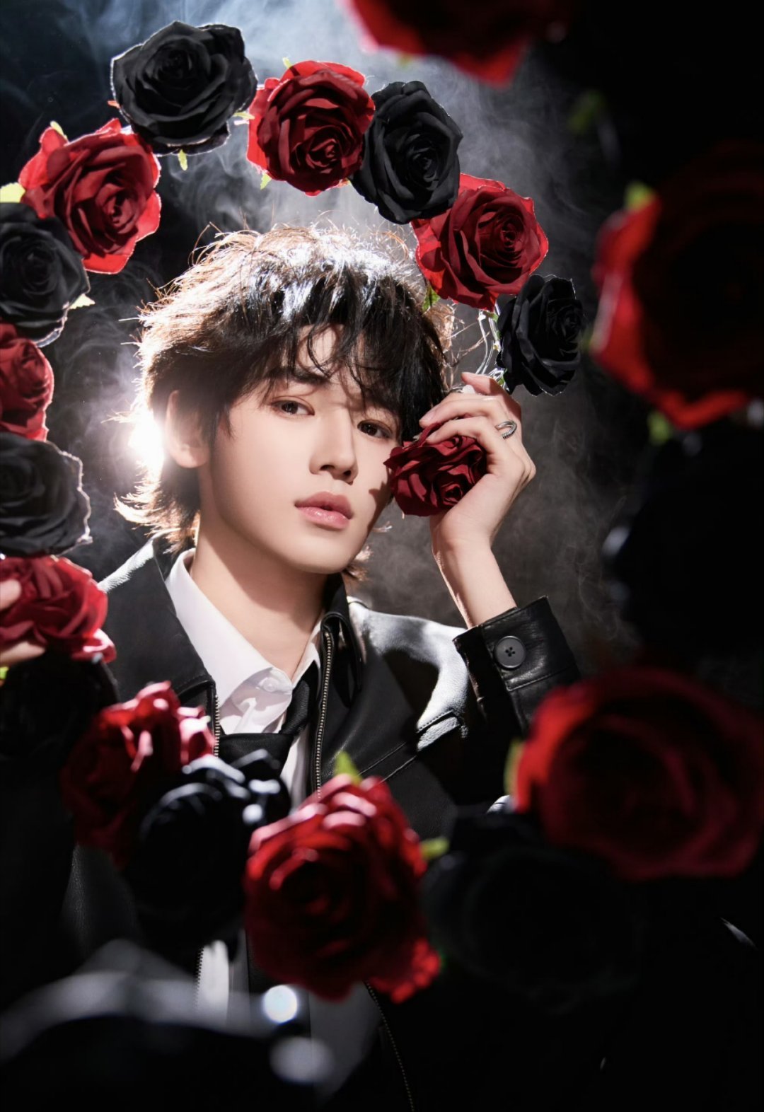 宋亚轩情人节快乐噢，叼花好帅！有没有自拍！想听亚轩唱歌🎤 