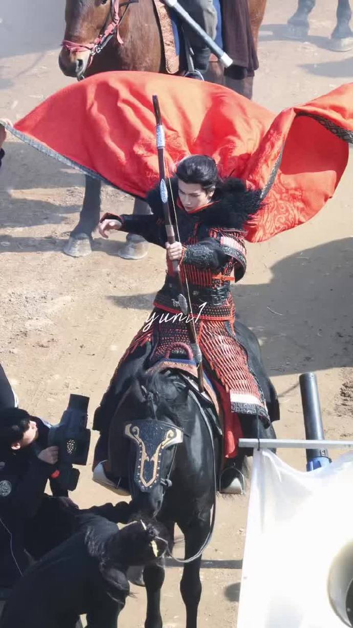 张凌赫萧厉铠甲红披风骑马射箭路透 张凌赫会挽雕弓如满月具象化张凌赫萧厉铠甲红披风