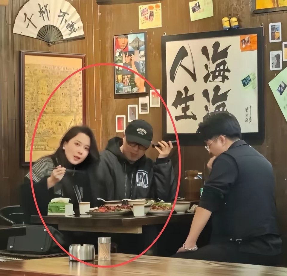 汪峰青岛偶遇，啤酒肚胡子拉碴老登味十足，炫鲅鱼饺子嘴不停说教 ​​​