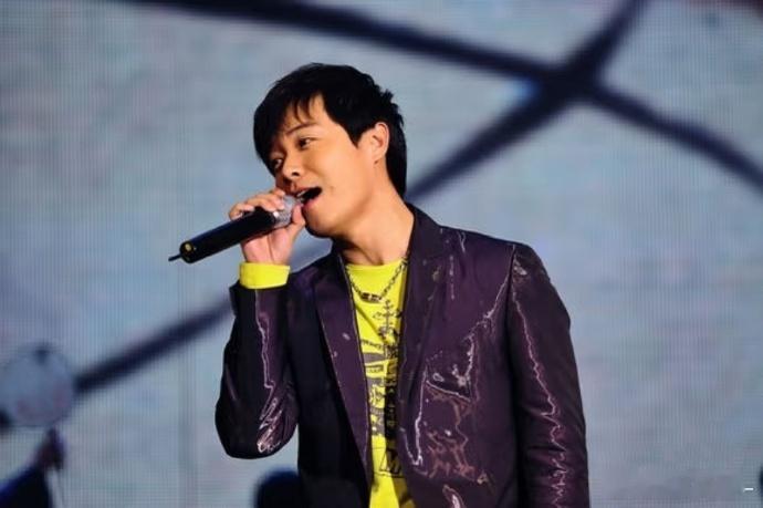陈思诚唱了自己新片的主题曲没人告诉我陈思诚还是个歌手谁能想到百亿票房导演，私下还