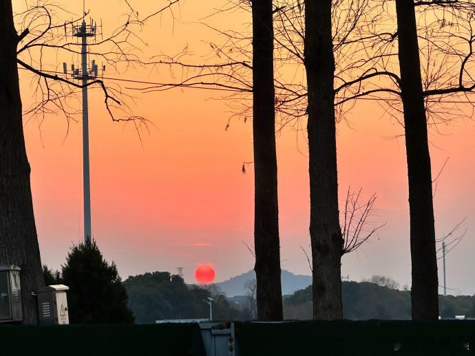 赵小童这两天好像又冷了  赵小童还是默默拿出了秋裤  被赵小童晒的后陡门落日所吸