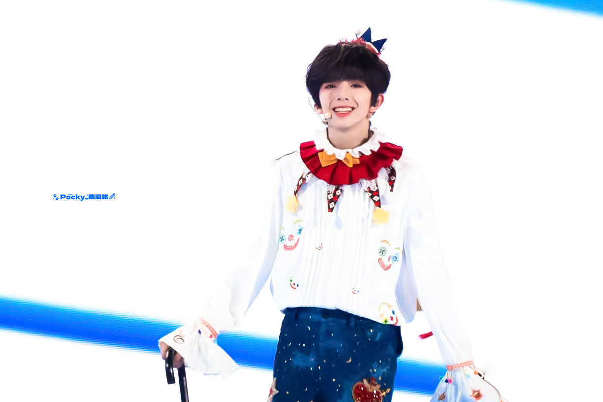 陈浚铭脸颊肉陈浚铭粉红多巴胺造型 陈浚铭今晚状态满分！舞台表现力超棒呀，每套妆造