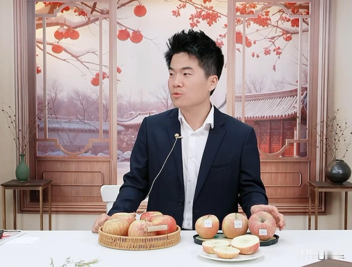 董宇辉真是一点都不惯着商家
今天直播讲新疆阿克苏的冰糖心苹果
导播说现摘现发，董