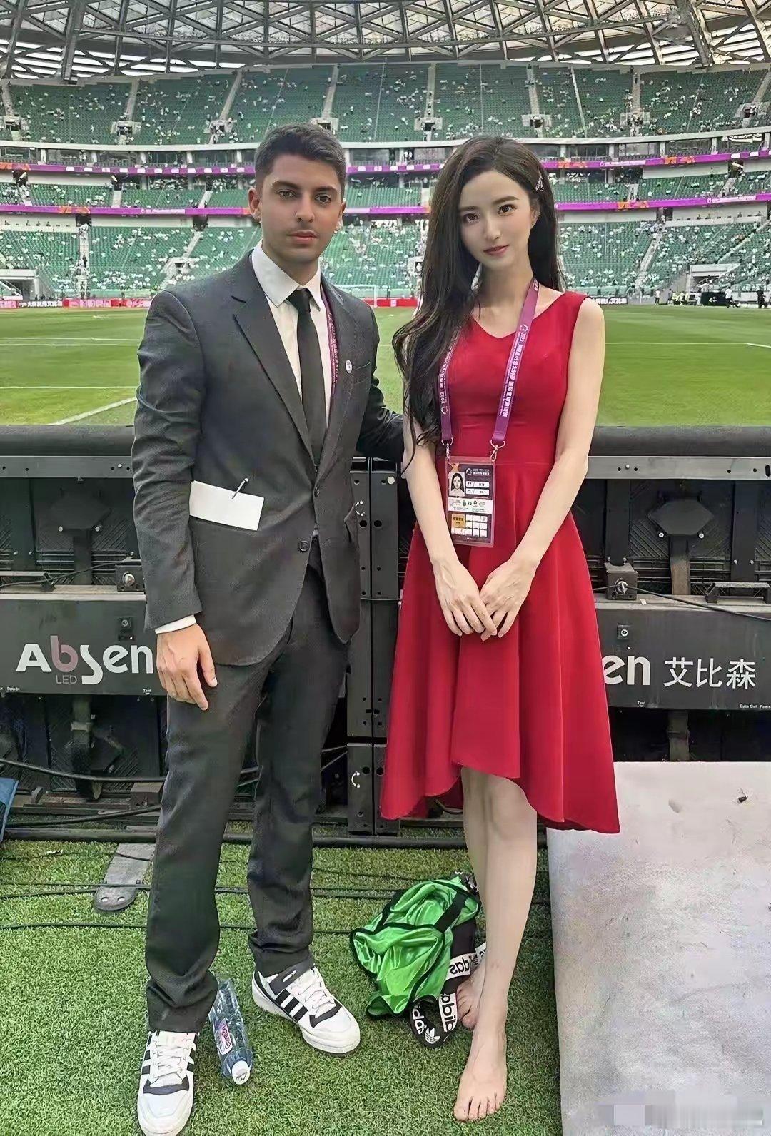 第一次见光脚丫子的解说员，一看就很敬业 
