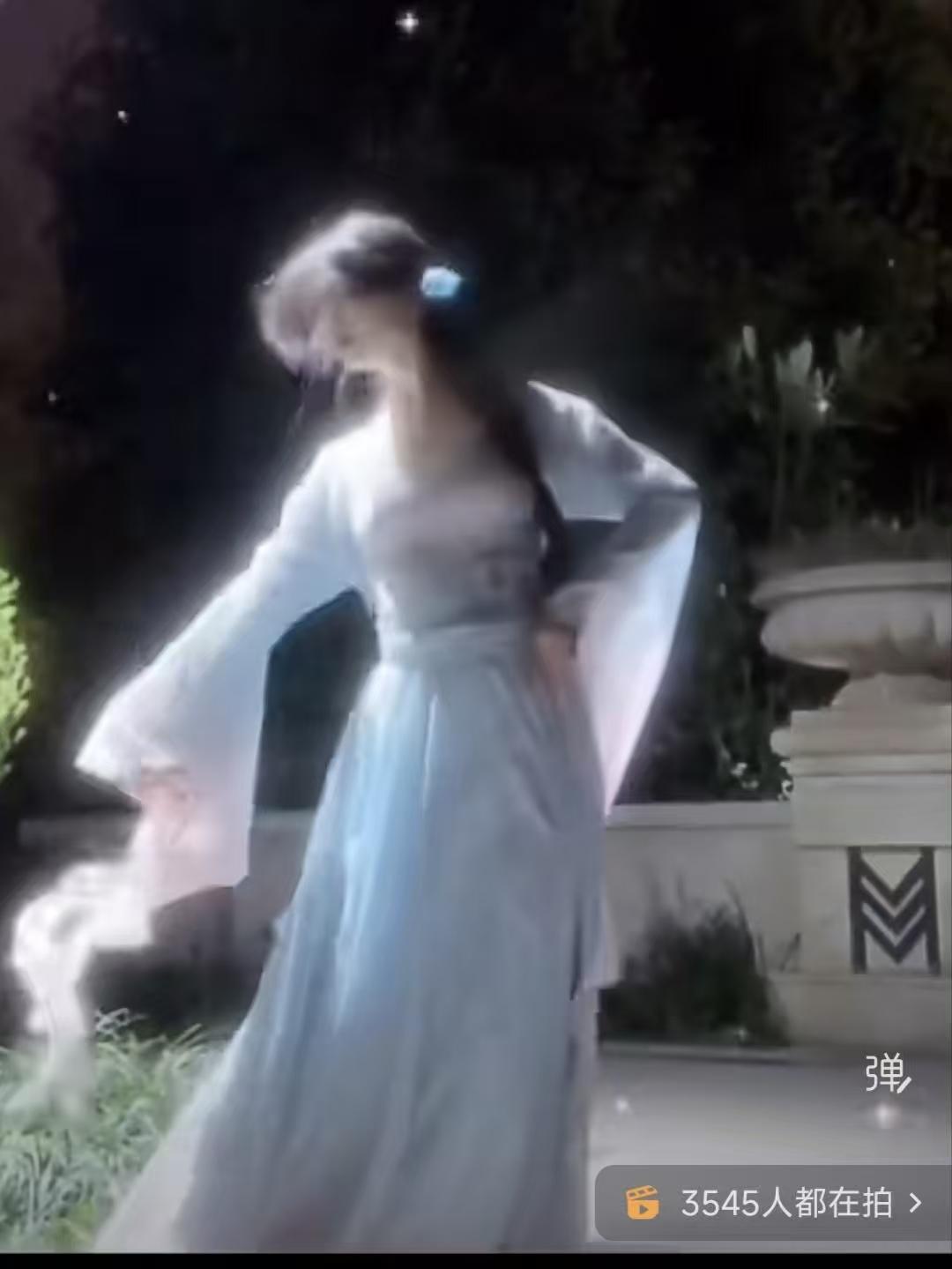 月下舞
一庭淡月浸梨花，
风起云裳曳素纱。
裙袂轻摇霄外信，
玉尘和梦到天涯。