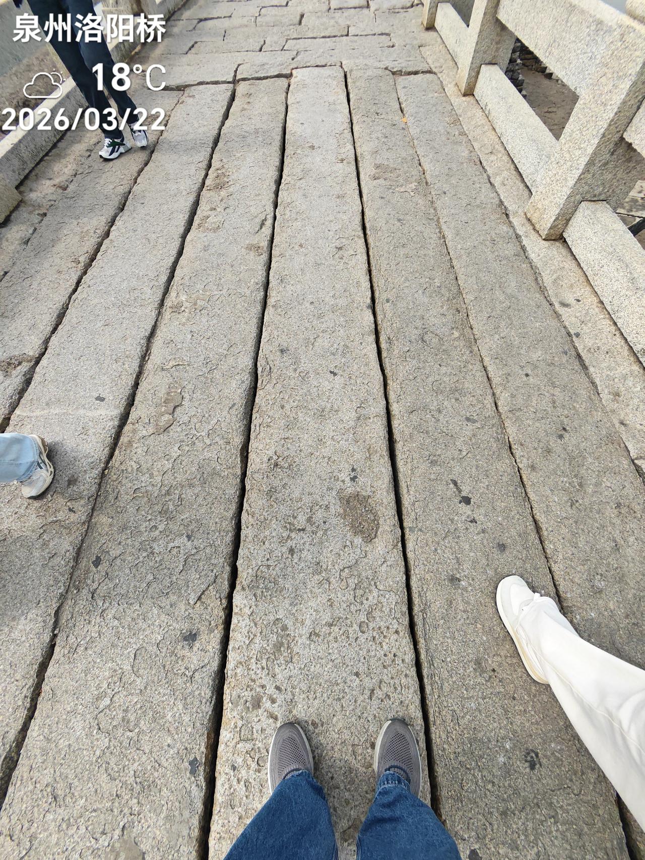 洛阳桥：在洛阳吗？
来到泉州，走在洛阳桥上，“海内第一桥”让人兴奋不已。
据说：