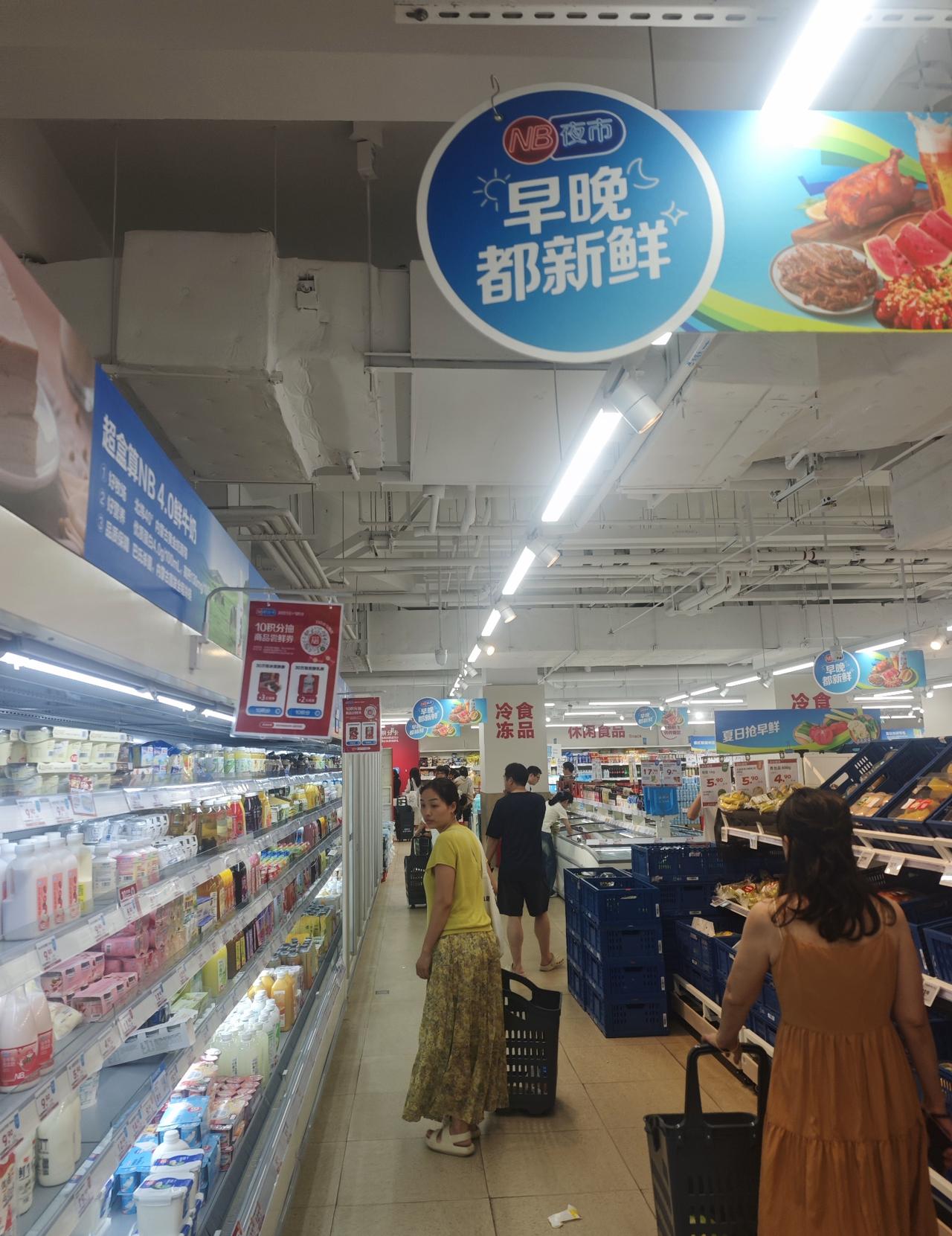 晚上散步，顺路进去逛了一圈，实实在在被价格惊到。
二十来斤的大西瓜，19.9元一