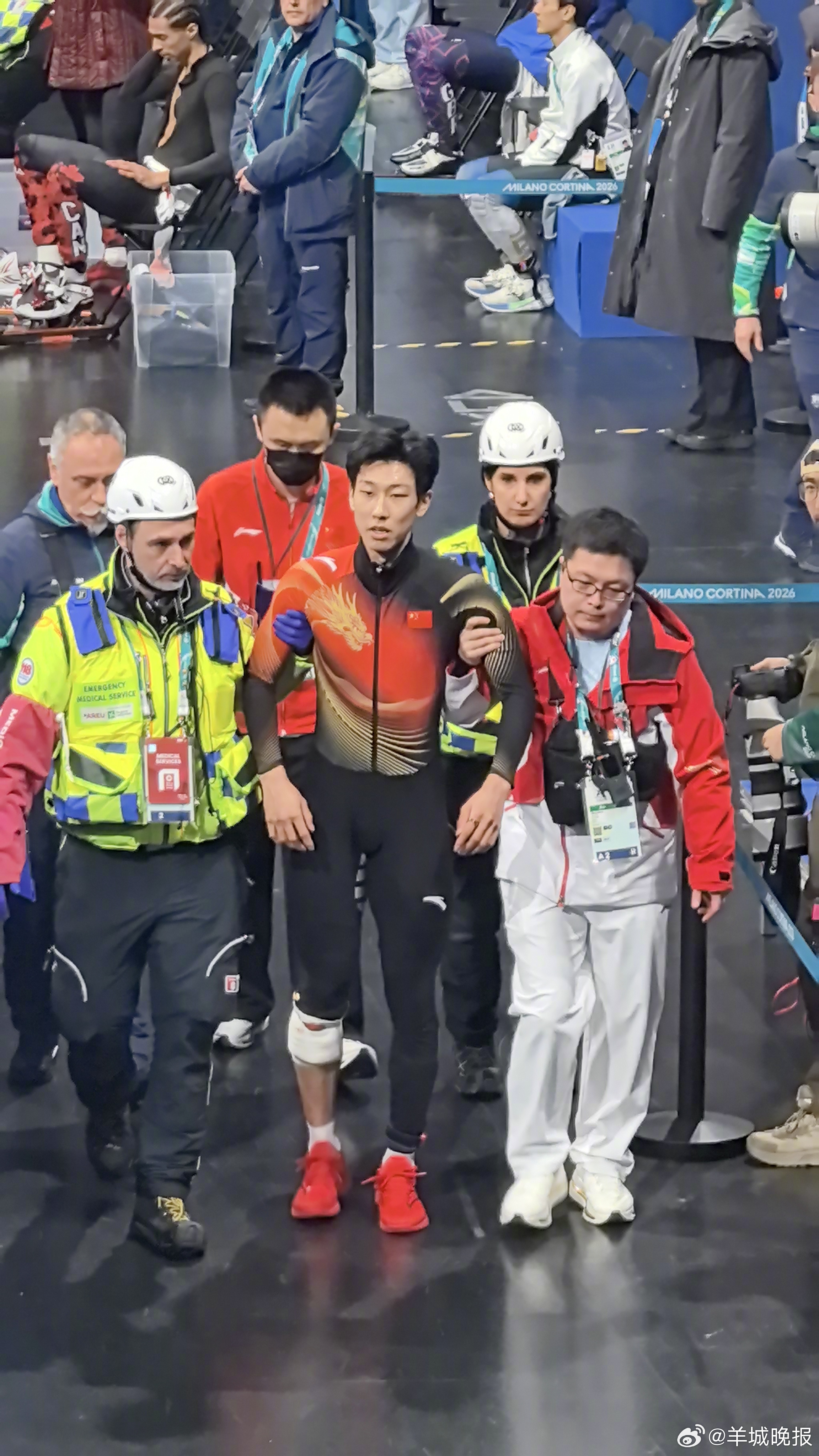 【#孙龙离场时膝盖有血迹渗出#】15日凌晨，2026米兰冬奥会短道速滑1500米