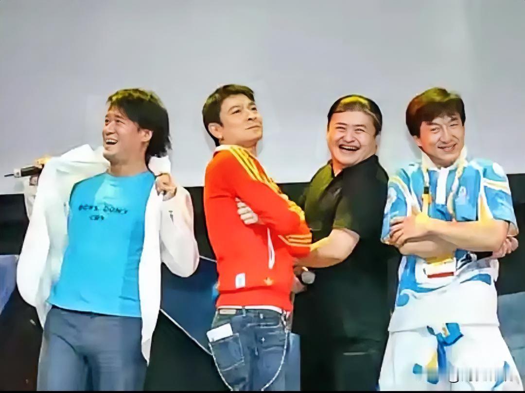 你有没有发现？在08年北京奥林匹克公园的4人合影中，刘欢即使穿着朴素，身体发福，