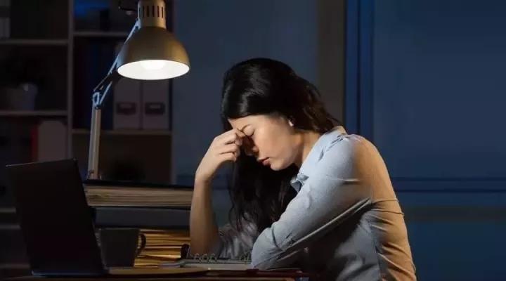 奉劝大家，每天晚上千万不要再去频繁熬夜。
很多人对熬夜的理解，还停留在“少睡几个