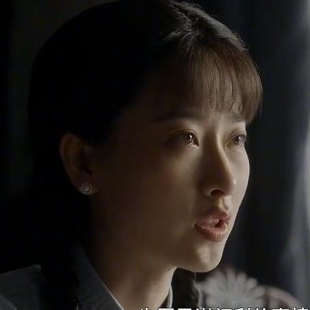 《九个弹孔》里这剧情太有意思了。邓向群本不想结识陈木青长官的公子陈小石，毕竟她是