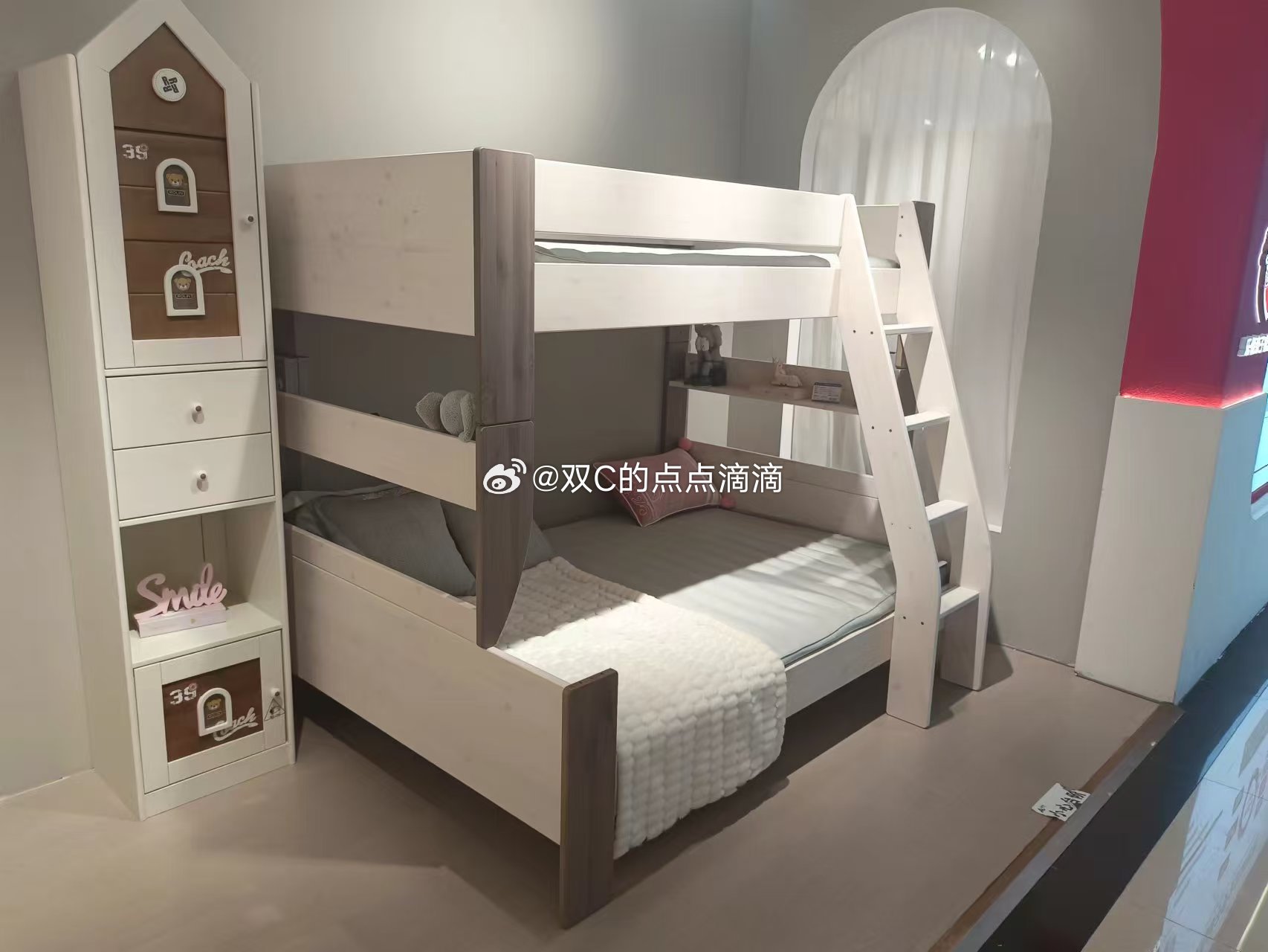今儿的床是一个品牌的清仓纯白色和纯白+棕拼色俩色各只有10几套丹麦产这个牌子在国