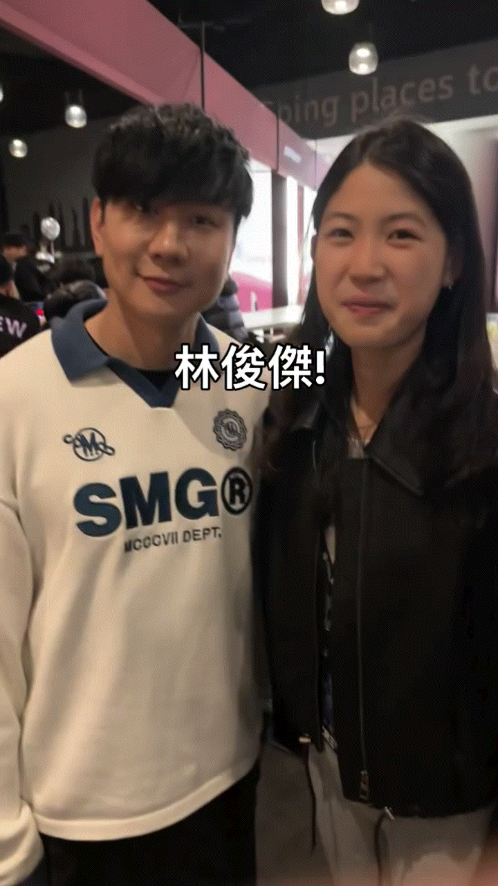 林俊杰  🌀  林俊杰jj20世界巡回演唱会 第一次看，这个合照的宝宝怎么这么