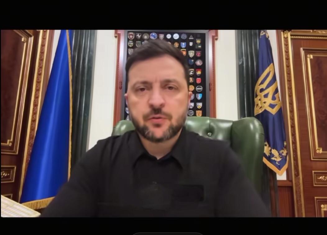 基辅的黑夜里一声巨响，照亮了整个基辅的夜空。
    几个乌克兰小伙子，站在一片