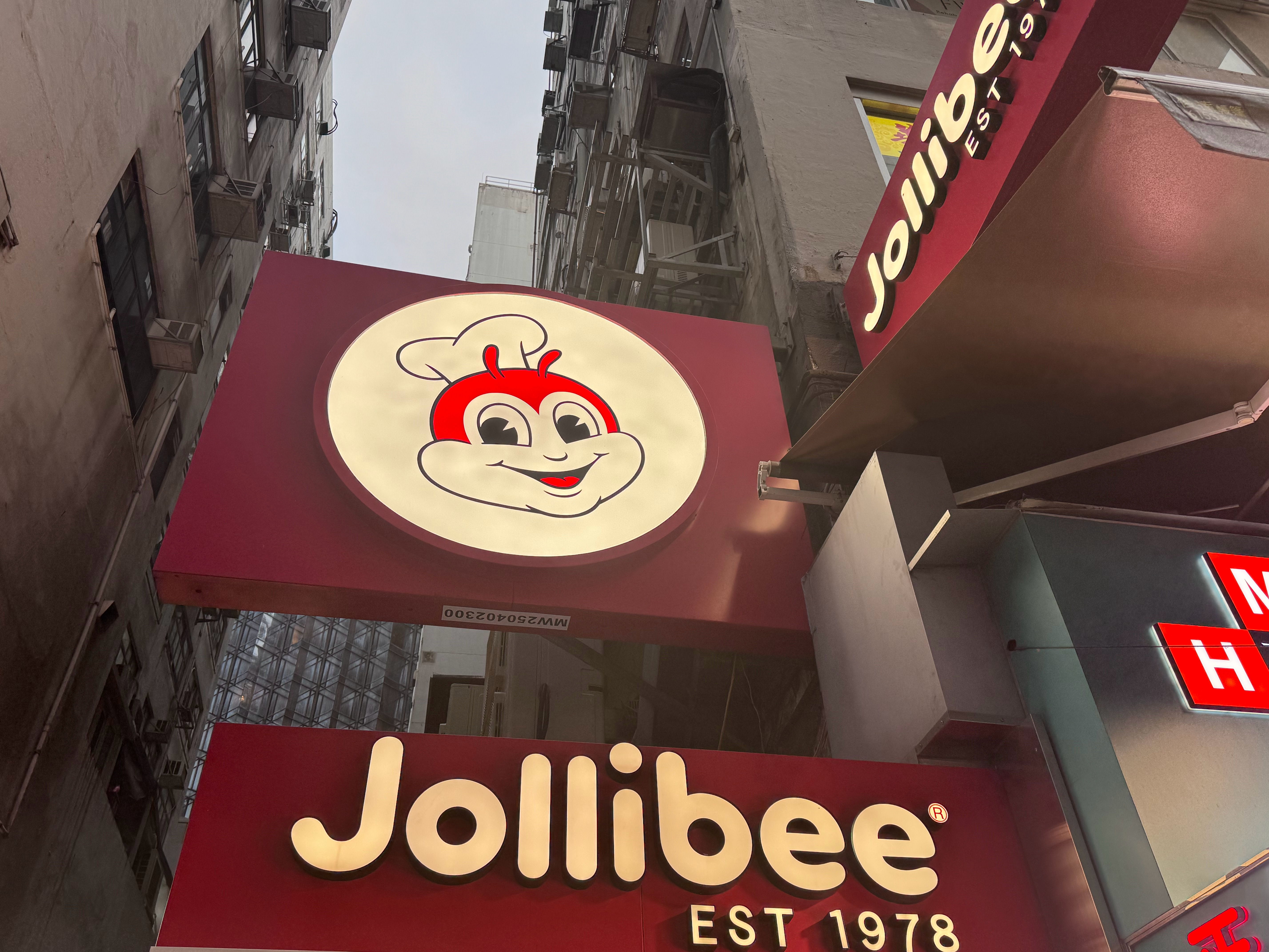 Jollibee实在是太被过誉的一个快餐品牌，炸鸡最多也就是没出头七状况好点，远